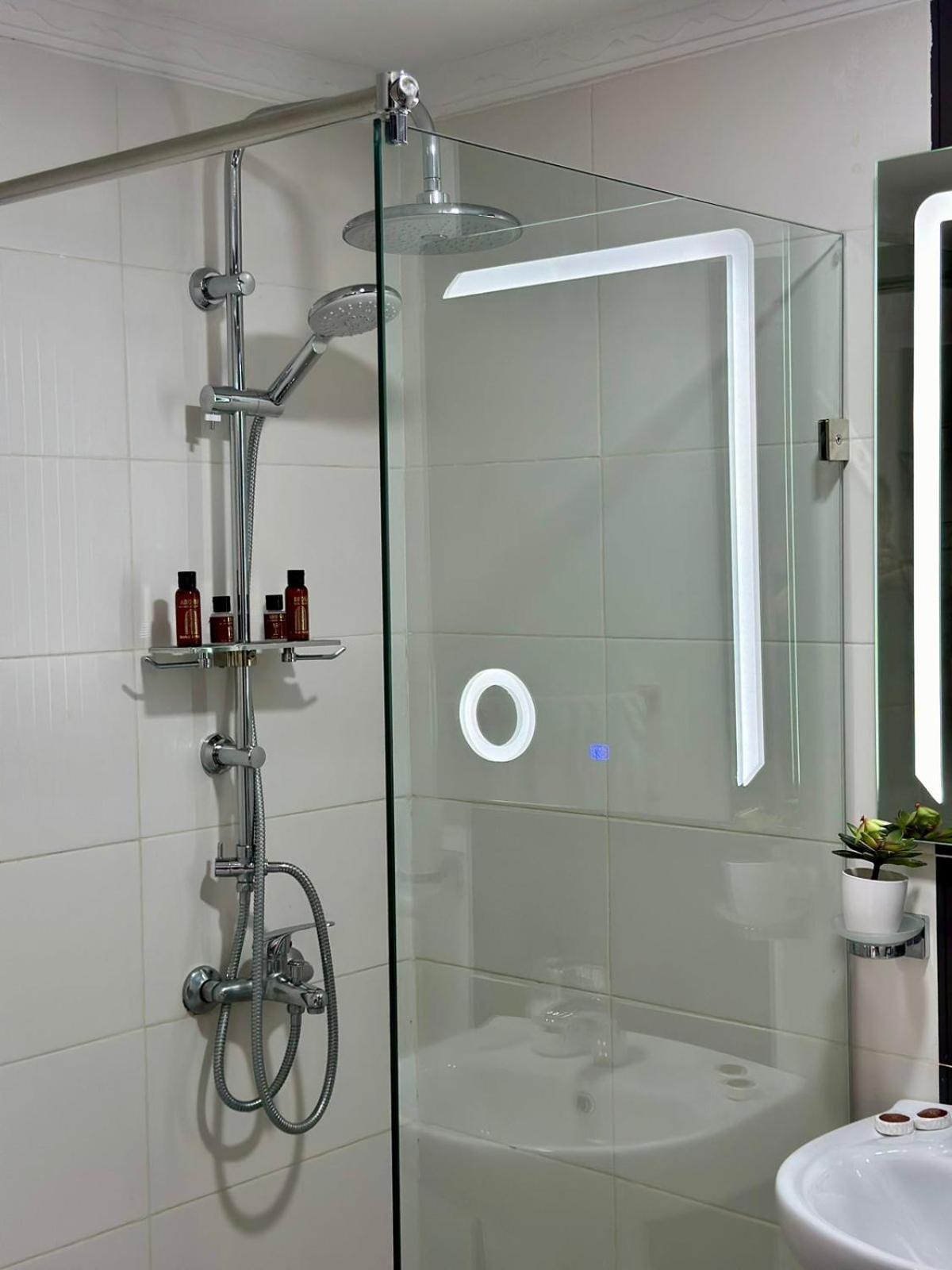 Appart Neuf Lumineux Climatise 1Ere Etage Tanger Exterior foto